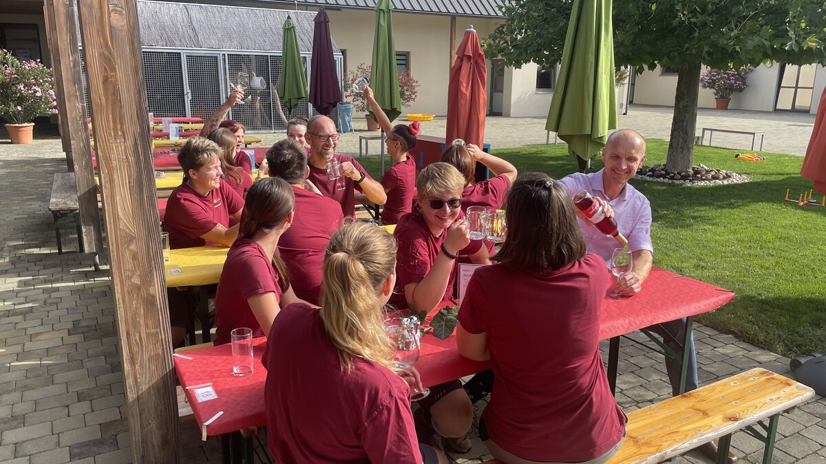 Das Sonnenhof-Team im Innenhof des Tierschutzhauses