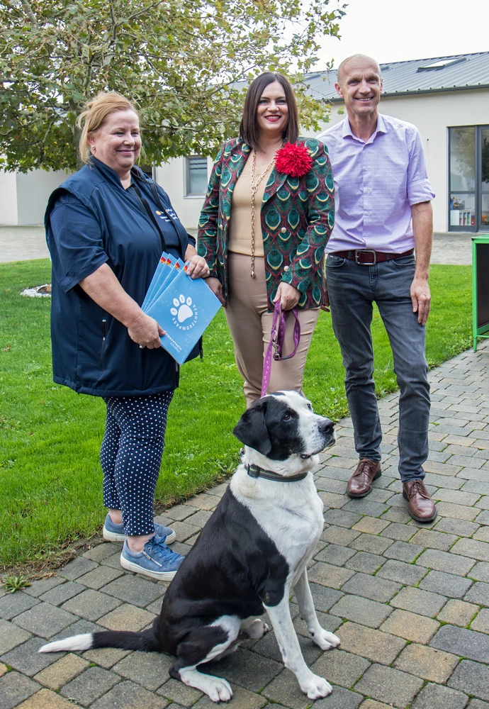 Foto mit Yvonne Millard, Astrid Eisenkopf, Wolfgang Böck und Sonnenhund "Ali"